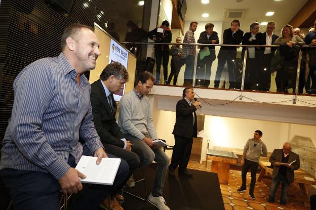 Momento del acto celebrado en el palco VIP de Mestalla. 