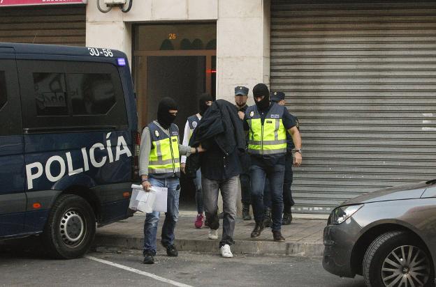 La policía, con un presunto yihadista en Alaquàs. 