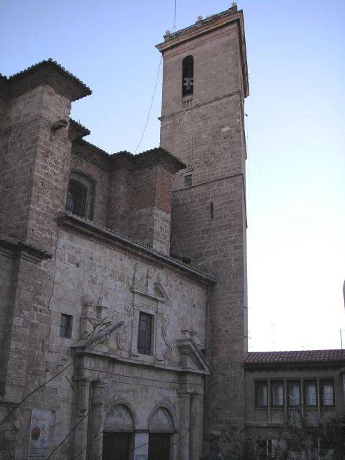 Catedral de Segorbe | Comenzó a construirse en el siglo XIII junto a la muralla gótica de la que apenas quedan algunos restos. Uno de sus puntos más destacables es el claustro, también de estilo gótico valenciano, que tiene forma trapezoidal por lo irregular de la muralla a la que se adosaba. Es uno de los ejemplares más especiales por este particular y extraño detalle. Su museo cuenta con una valiosa colección artística que recoge obras desde los siglos XVI a XVI. 