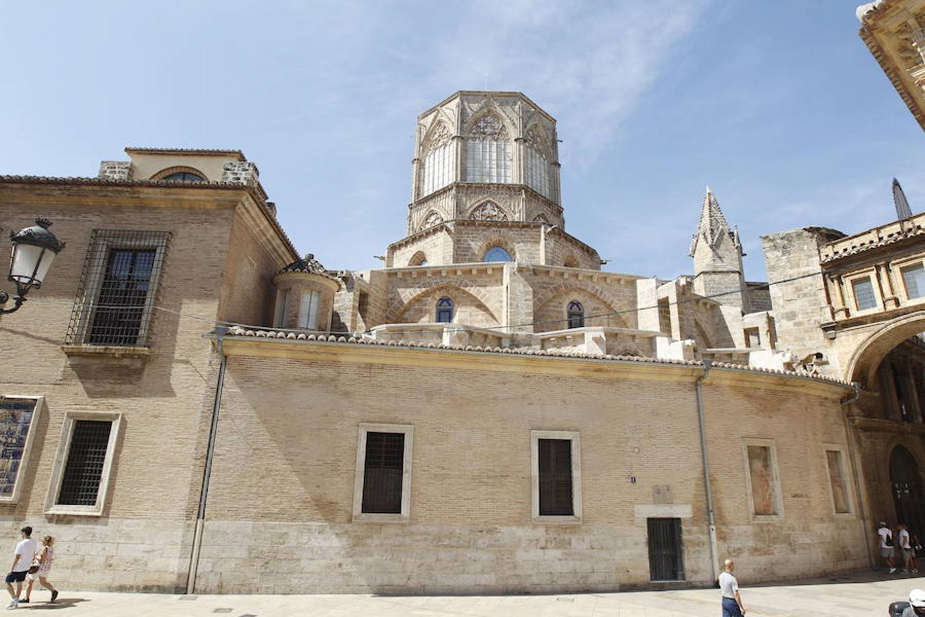 Catedral de Valencia | Más conocida como la 'Seu', está dedicada por deseo de Jaime I a la Asunción de María. Es uno de los reclamos turísticos por excelencia de la ciudad, muestra distintiva del gótico valenciano. En su interior se venera el 'Santo Cáliz', que data del siglo I y fue otorgado a la catedral por Alfonso el Magnánimo en 1436. Se empezó a construir en 1262 y no fue hasta 1356 cuando se terminó esta imponente construcción de tres naves, que fue pasando por distintos estilos con el transcurso de los siglos. 