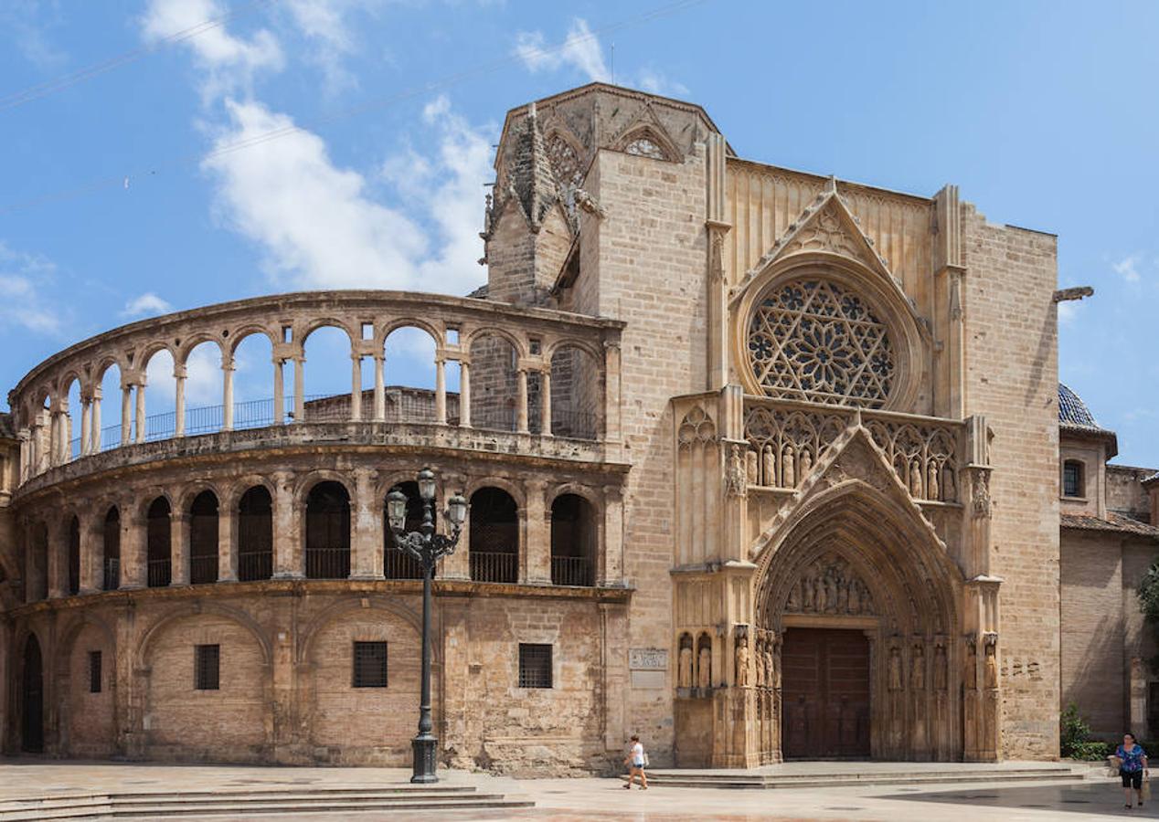 Catedral de Valencia | Más conocida como la 'Seu', está dedicada por deseo de Jaime I a la Asunción de María. Es uno de los reclamos turísticos por excelencia de la ciudad, muestra distintiva del gótico valenciano. En su interior se venera el 'Santo Cáliz', que data del siglo I y fue otorgado a la catedral por Alfonso el Magnánimo en 1436. Se empezó a construir en 1262 y no fue hasta 1356 cuando se terminó esta imponente construcción de tres naves, que fue pasando por distintos estilos con el transcurso de los siglos. 