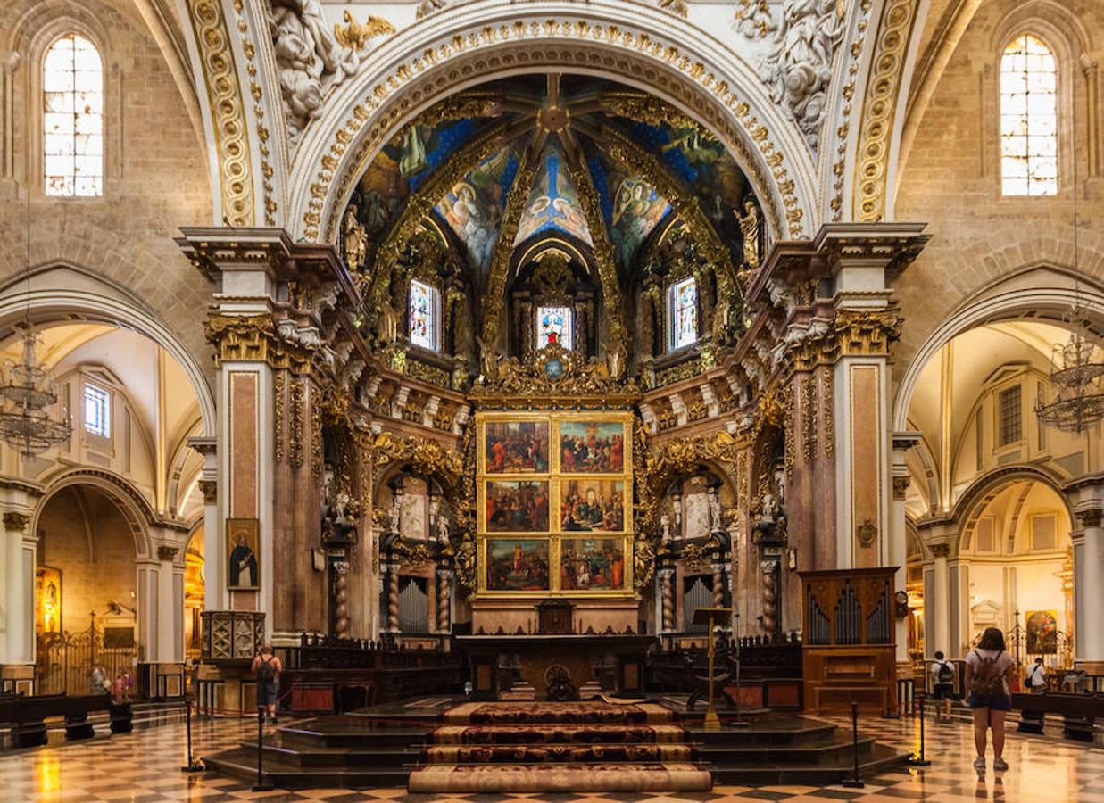 Catedral de Valencia | Más conocida como la 'Seu', está dedicada por deseo de Jaime I a la Asunción de María. Es uno de los reclamos turísticos por excelencia de la ciudad, muestra distintiva del gótico valenciano. En su interior se venera el 'Santo Cáliz', que data del siglo I y fue otorgado a la catedral por Alfonso el Magnánimo en 1436. Se empezó a construir en 1262 y no fue hasta 1356 cuando se terminó esta imponente construcción de tres naves, que fue pasando por distintos estilos con el transcurso de los siglos. 