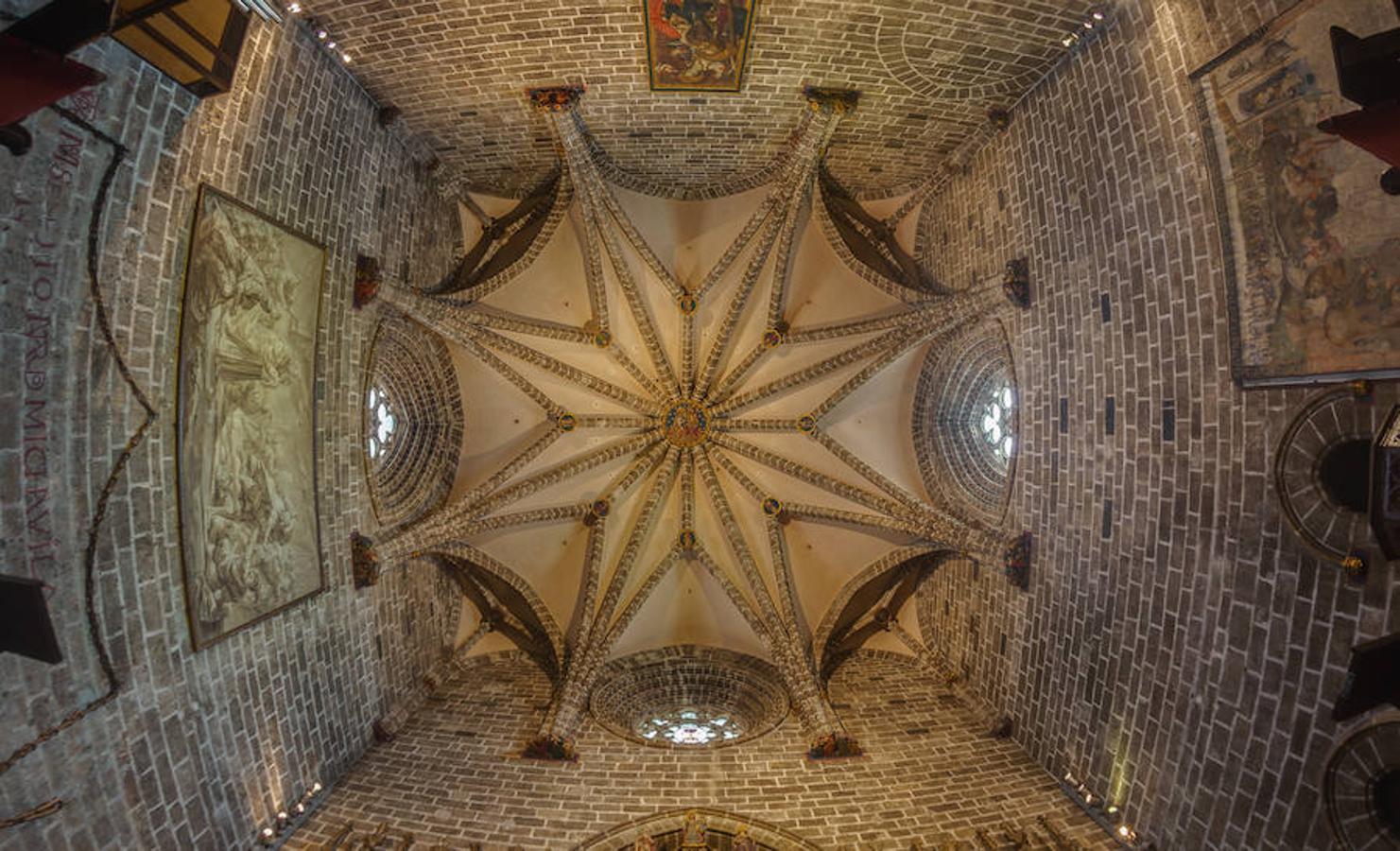 Catedral de Valencia | Más conocida como la 'Seu', está dedicada por deseo de Jaime I a la Asunción de María. Es uno de los reclamos turísticos por excelencia de la ciudad, muestra distintiva del gótico valenciano. En su interior se venera el 'Santo Cáliz', que data del siglo I y fue otorgado a la catedral por Alfonso el Magnánimo en 1436. Se empezó a construir en 1262 y no fue hasta 1356 cuando se terminó esta imponente construcción de tres naves, que fue pasando por distintos estilos con el transcurso de los siglos. 