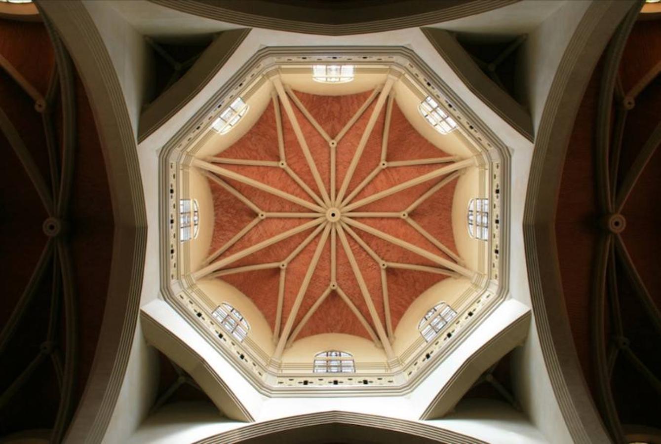 Concatedral de Santa María (Castellón) | Este templo de estilo gótico está en la Plaza Mayor, junto al Ayuntamiento de Castellón y la torre 'El Fadrí'. Con los años fue adquiriendo toques de estilo neogótico, tras su construcción a finales del siglo XIII. SIn embargo, un incendio acabó arrasándolo todo y sus obras tuvieron que reanudarse a finales del siglo XIV. El templo final, tras ampliaciones, fue consagrado en 1549. Durante la Guerra Civil, el fuego volvió a ocupar el lugar premeditamente durante los primeros días del conflicto. Fue derribada meses después por un acuerdo municipal y reconstruida en 1939. 