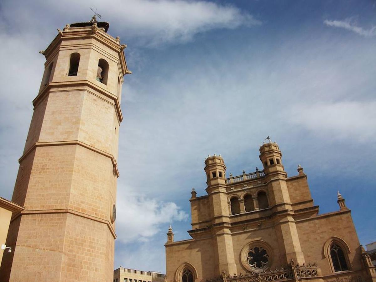 Concatedral de Santa María (Castellón) | Este templo de estilo gótico está en la Plaza Mayor, junto al Ayuntamiento de Castellón y la torre 'El Fadrí'. Con los años fue adquiriendo toques de estilo neogótico, tras su construcción a finales del siglo XIII. SIn embargo, un incendio acabó arrasándolo todo y sus obras tuvieron que reanudarse a finales del siglo XIV. El templo final, tras ampliaciones, fue consagrado en 1549. Durante la Guerra Civil, el fuego volvió a ocupar el lugar premeditamente durante los primeros días del conflicto. Fue derribada meses después por un acuerdo municipal y reconstruida en 1939. 