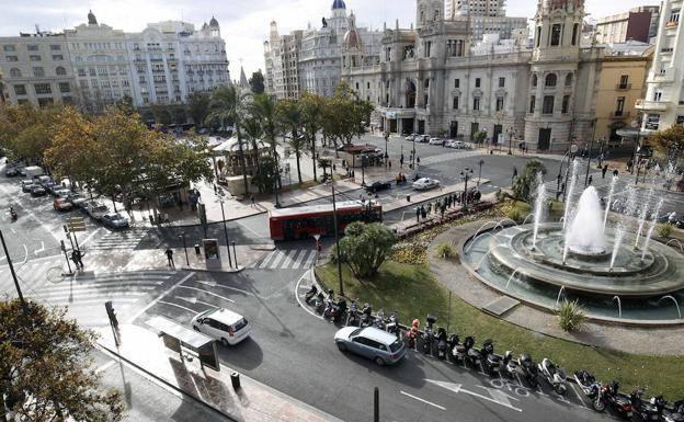 La plaza del Ayuntamiento acoge una competición de baile de Fortnite. 