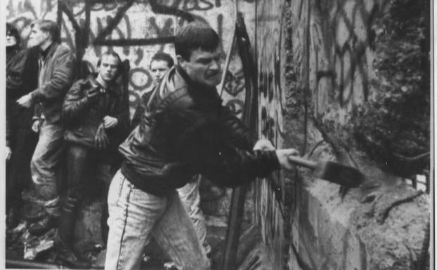 Alemanes occidentales golpeando el Muro el día de la apertura