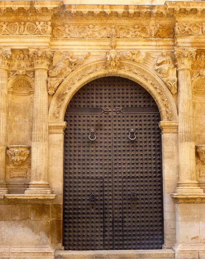 Catedral de Orihuela | También llamada Santa Iglesia Catedral del Salvador y Santa María de Orihuela, este templo fue iniciado en el siglo XIII sobre restos visigodos e hispano-árabes. También de estilo gótico valenciano, se fue ampliando con el transcurso de los años, dejando la torre como su zona más antigua. El claustro también es uno de sus rasgos más emblemáticos, repleto de columnas y de gran belleza renacentista. 