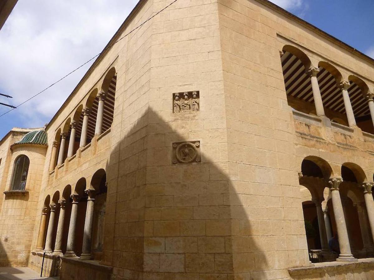 Catedral de Orihuela | También llamada Santa Iglesia Catedral del Salvador y Santa María de Orihuela, este templo fue iniciado en el siglo XIII sobre restos visigodos e hispano-árabes. También de estilo gótico valenciano, se fue ampliando con el transcurso de los años, dejando la torre como su zona más antigua. El claustro también es uno de sus rasgos más emblemáticos, repleto de columnas y de gran belleza renacentista. 