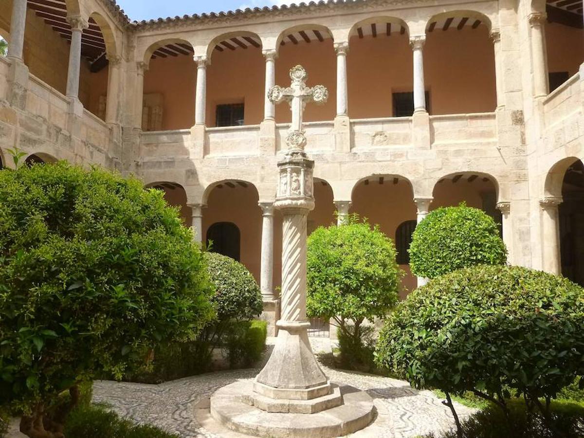 Catedral de Orihuela | También llamada Santa Iglesia Catedral del Salvador y Santa María de Orihuela, este templo fue iniciado en el siglo XIII sobre restos visigodos e hispano-árabes. También de estilo gótico valenciano, se fue ampliando con el transcurso de los años, dejando la torre como su zona más antigua. El claustro también es uno de sus rasgos más emblemáticos, repleto de columnas y de gran belleza renacentista. 