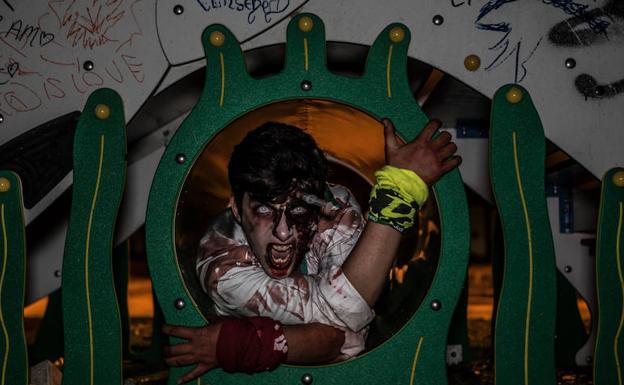 Un participante de la carrera de zombies que invadirá la noche de la localidad valenciana de Burjassot. 