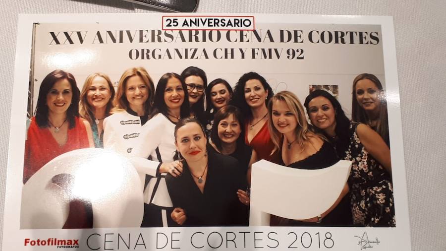 La cena de cortes, la tradición de reunir al mundo de las fallas en un acto tan especial, cumple su 25 aniversario. Este año el acto ha sido organizado por la corte de 1992 en el restaurante La Ferradura de la Patacona y a él han acudido 400 personas. La cena tuvo un fin benéfico. Por un lado, se entregará a Lluerna, que realiza actuaciones de ocio para niños con discapacidad y por otro, a la Asociación de Familiares de Enfermos de Alzheimer. El acto ha contado con falleras mayores de Valencia como Amparo Marín; Begoña de la Concepción; Carla Muñoz; Marta Querol; Elena Muñoz, Mari Carmen Mollá o Sandra Climent, que se desplazará desde Miami. También las falleras mayores de Valencia desde el año 2000. Tambien han estado presentes presidentes y secretarios de la Junta como Félix Crespo; Francisco Lledó; Santiago Cerviño; José Luis Vaello o Vicente Fayos y miembros de la Junta de 1992 como José Luis Gómez; José Luis Albiach o Rafa Ferraro