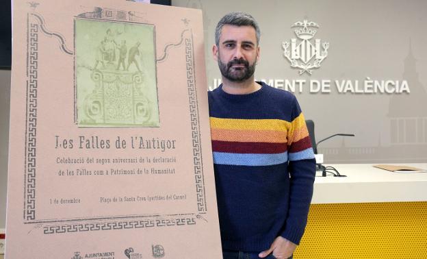 El edil Pere Fuset, junto al cartel de la falla de l'antigor. 