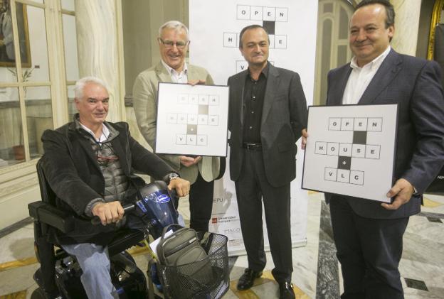 Joan Ribó y Vicent Sarrià, junto a los arquitectos Mariano Bolant y Javier Domínguez. 