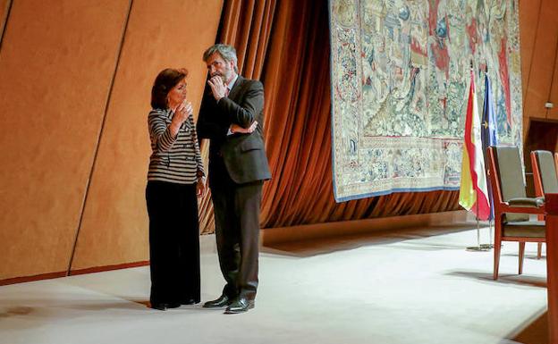 Carmen Calvo y Carlos Lesmes conversan el pasado jueves durante la presentación de un libro sobre la Constitución. 