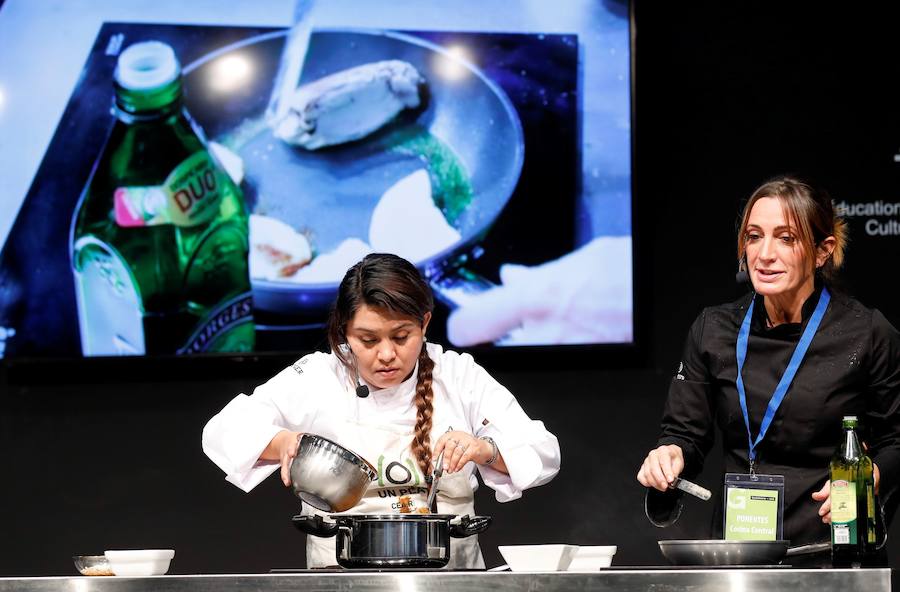 La cocinera Begoña Rodrigo (d) cocina junto a una refugiada mexicana, Ángela, en la feria Gastrónoma, en la iniciativa de la Comisión Española de Ayuda al Refugiado (CEAR) #AcogeUnPlato.