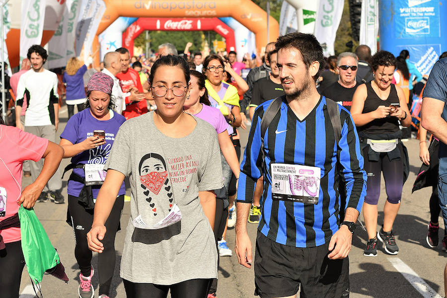 Deportistas, grupos de amigos y familias enteras participan en una  marcha no competitiva por el centro de Valencia  para demostrar a las víctimas que no están solas