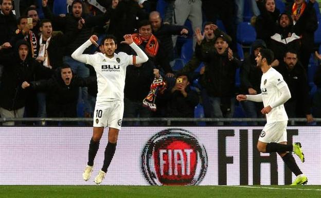 Parejo celebra el gol señalándose el número, justo al lado de los aficionados del Valencia desplazados a Getafe. 