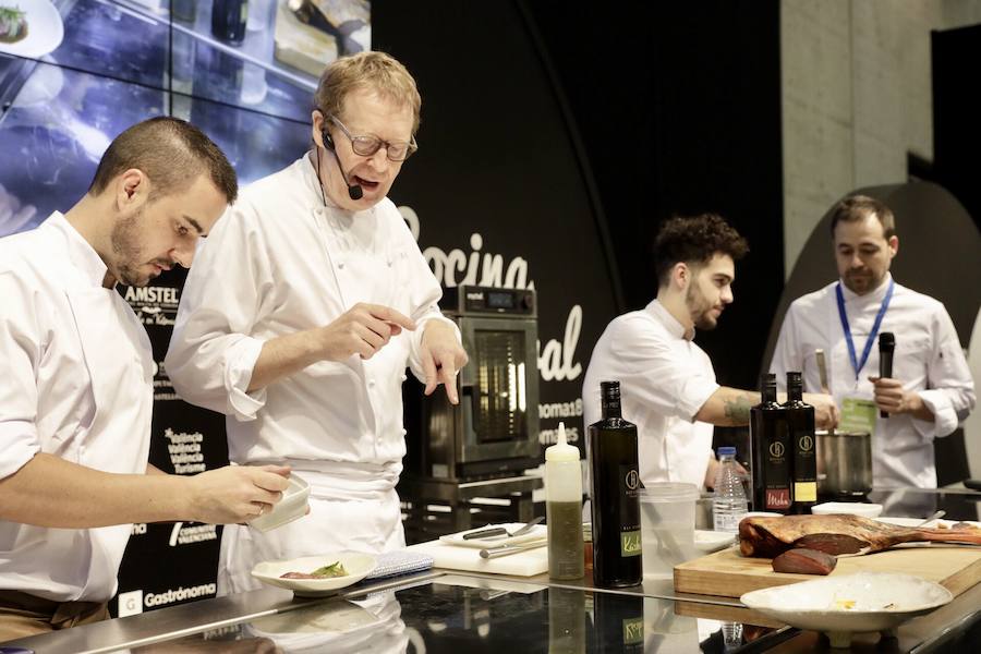 El cocinero Óscar Torrijos, quien fue el primero en conseguir una Estrella Michelin en Valencia y que se ha convertido en maestro y mentor de muchos de los grandes nombres de la gastronomía mediterránea actual, es el ganador del I Premio Chef Gastrónoma. La creación de estos galardones es una de las novedades que la organización del certamen Gastrónoma ha preparado para esta edición del evento, que se celebra del domingo 11 al martes 13 de noviembre en Feria Valencia. Gastrónoma 2018 abre sus puertas con el mejor programa de los últimos años. Todos los detalles y las entradas están disponibles ya en www.gastronoma.es