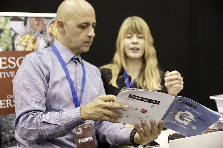 El cocinero Óscar Torrijos, quien fue el primero en conseguir una Estrella Michelin en Valencia y que se ha convertido en maestro y mentor de muchos de los grandes nombres de la gastronomía mediterránea actual, es el ganador del I Premio Chef Gastrónoma. La creación de estos galardones es una de las novedades que la organización del certamen Gastrónoma ha preparado para esta edición del evento, que se celebra del domingo 11 al martes 13 de noviembre en Feria Valencia. Gastrónoma 2018 abre sus puertas con el mejor programa de los últimos años. Todos los detalles y las entradas están disponibles ya en www.gastronoma.es