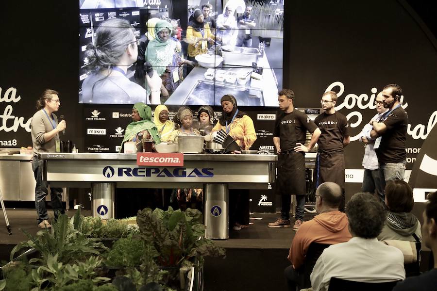 El cocinero Óscar Torrijos, quien fue el primero en conseguir una Estrella Michelin en Valencia y que se ha convertido en maestro y mentor de muchos de los grandes nombres de la gastronomía mediterránea actual, es el ganador del I Premio Chef Gastrónoma. La creación de estos galardones es una de las novedades que la organización del certamen Gastrónoma ha preparado para esta edición del evento, que se celebra del domingo 11 al martes 13 de noviembre en Feria Valencia. Gastrónoma 2018 abre sus puertas con el mejor programa de los últimos años. Todos los detalles y las entradas están disponibles ya en www.gastronoma.es