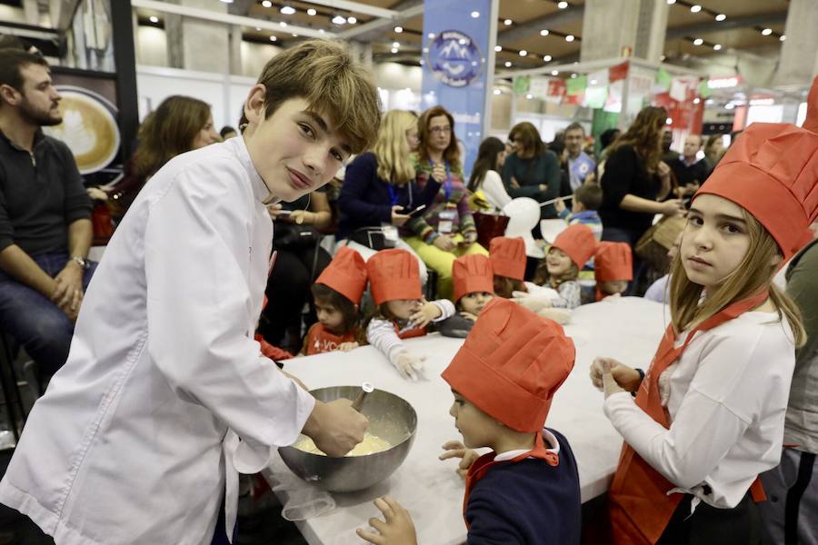 El cocinero Óscar Torrijos, quien fue el primero en conseguir una Estrella Michelin en Valencia y que se ha convertido en maestro y mentor de muchos de los grandes nombres de la gastronomía mediterránea actual, es el ganador del I Premio Chef Gastrónoma. La creación de estos galardones es una de las novedades que la organización del certamen Gastrónoma ha preparado para esta edición del evento, que se celebra del domingo 11 al martes 13 de noviembre en Feria Valencia. Gastrónoma 2018 abre sus puertas con el mejor programa de los últimos años. Todos los detalles y las entradas están disponibles ya en www.gastronoma.es