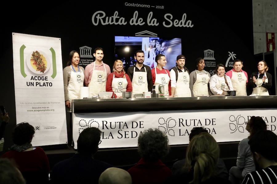 El cocinero Óscar Torrijos, quien fue el primero en conseguir una Estrella Michelin en Valencia y que se ha convertido en maestro y mentor de muchos de los grandes nombres de la gastronomía mediterránea actual, es el ganador del I Premio Chef Gastrónoma. La creación de estos galardones es una de las novedades que la organización del certamen Gastrónoma ha preparado para esta edición del evento, que se celebra del domingo 11 al martes 13 de noviembre en Feria Valencia. Gastrónoma 2018 abre sus puertas con el mejor programa de los últimos años. Todos los detalles y las entradas están disponibles ya en www.gastronoma.es