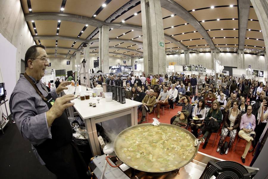 El cocinero Óscar Torrijos, quien fue el primero en conseguir una Estrella Michelin en Valencia y que se ha convertido en maestro y mentor de muchos de los grandes nombres de la gastronomía mediterránea actual, es el ganador del I Premio Chef Gastrónoma. La creación de estos galardones es una de las novedades que la organización del certamen Gastrónoma ha preparado para esta edición del evento, que se celebra del domingo 11 al martes 13 de noviembre en Feria Valencia. Gastrónoma 2018 abre sus puertas con el mejor programa de los últimos años. Todos los detalles y las entradas están disponibles ya en www.gastronoma.es