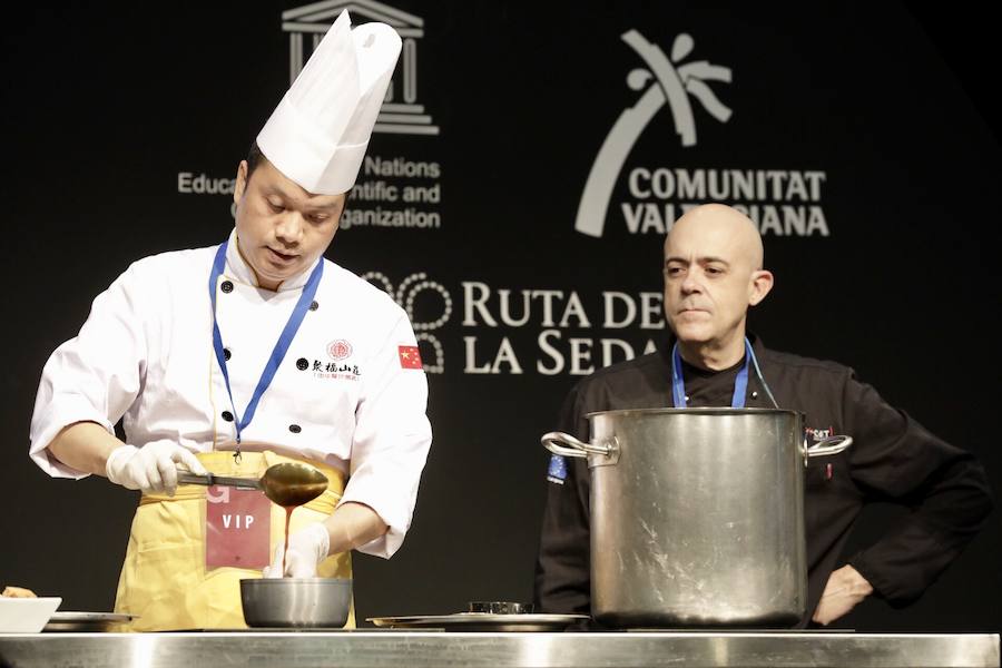 El cocinero Óscar Torrijos, quien fue el primero en conseguir una Estrella Michelin en Valencia y que se ha convertido en maestro y mentor de muchos de los grandes nombres de la gastronomía mediterránea actual, es el ganador del I Premio Chef Gastrónoma. La creación de estos galardones es una de las novedades que la organización del certamen Gastrónoma ha preparado para esta edición del evento, que se celebra del domingo 11 al martes 13 de noviembre en Feria Valencia. Gastrónoma 2018 abre sus puertas con el mejor programa de los últimos años. Todos los detalles y las entradas están disponibles ya en www.gastronoma.es