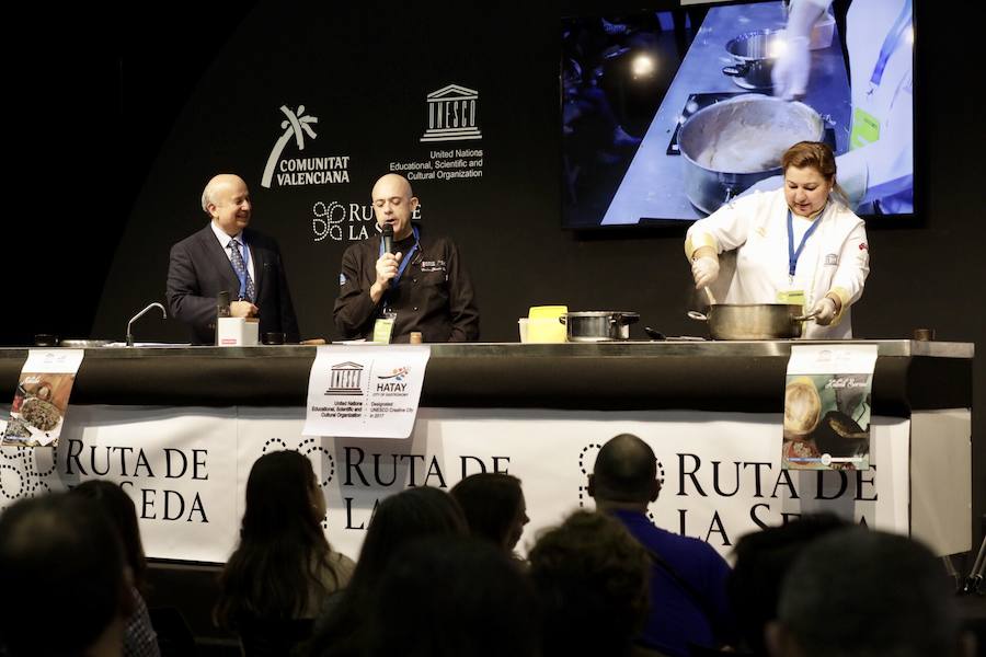 El cocinero Óscar Torrijos, quien fue el primero en conseguir una Estrella Michelin en Valencia y que se ha convertido en maestro y mentor de muchos de los grandes nombres de la gastronomía mediterránea actual, es el ganador del I Premio Chef Gastrónoma. La creación de estos galardones es una de las novedades que la organización del certamen Gastrónoma ha preparado para esta edición del evento, que se celebra del domingo 11 al martes 13 de noviembre en Feria Valencia. Gastrónoma 2018 abre sus puertas con el mejor programa de los últimos años. Todos los detalles y las entradas están disponibles ya en www.gastronoma.es