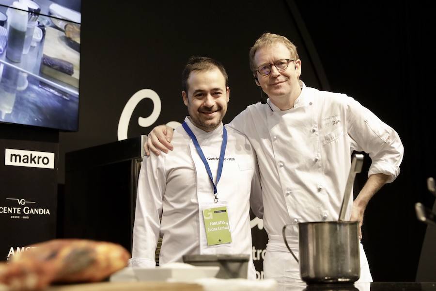 El cocinero Óscar Torrijos, quien fue el primero en conseguir una Estrella Michelin en Valencia y que se ha convertido en maestro y mentor de muchos de los grandes nombres de la gastronomía mediterránea actual, es el ganador del I Premio Chef Gastrónoma. La creación de estos galardones es una de las novedades que la organización del certamen Gastrónoma ha preparado para esta edición del evento, que se celebra del domingo 11 al martes 13 de noviembre en Feria Valencia. Gastrónoma 2018 abre sus puertas con el mejor programa de los últimos años. Todos los detalles y las entradas están disponibles ya en www.gastronoma.es