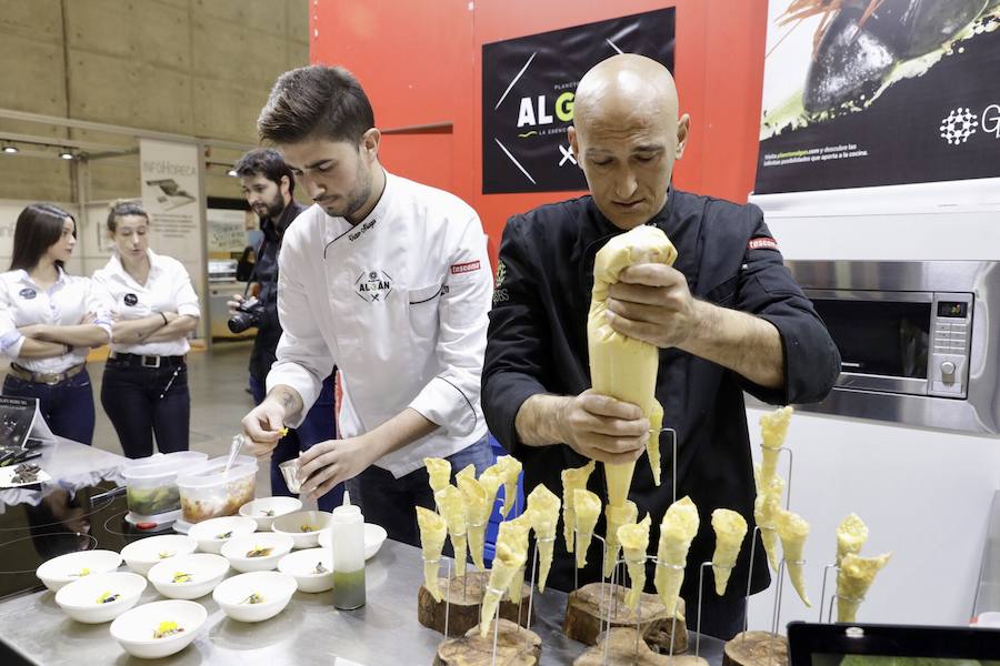 El cocinero Óscar Torrijos, quien fue el primero en conseguir una Estrella Michelin en Valencia y que se ha convertido en maestro y mentor de muchos de los grandes nombres de la gastronomía mediterránea actual, es el ganador del I Premio Chef Gastrónoma. La creación de estos galardones es una de las novedades que la organización del certamen Gastrónoma ha preparado para esta edición del evento, que se celebra del domingo 11 al martes 13 de noviembre en Feria Valencia. Gastrónoma 2018 abre sus puertas con el mejor programa de los últimos años. Todos los detalles y las entradas están disponibles ya en www.gastronoma.es