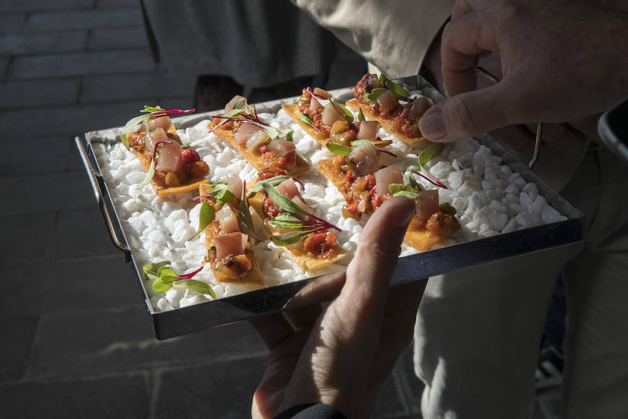 El cocinero Óscar Torrijos, quien fue el primero en conseguir una Estrella Michelin en Valencia y que se ha convertido en maestro y mentor de muchos de los grandes nombres de la gastronomía mediterránea actual, es el ganador del I Premio Chef Gastrónoma. La creación de estos galardones es una de las novedades que la organización del certamen Gastrónoma ha preparado para esta edición del evento, que se celebra del domingo 11 al martes 13 de noviembre en Feria Valencia. Gastrónoma 2018 abre sus puertas con el mejor programa de los últimos años. Todos los detalles y las entradas están disponibles ya en www.gastronoma.es