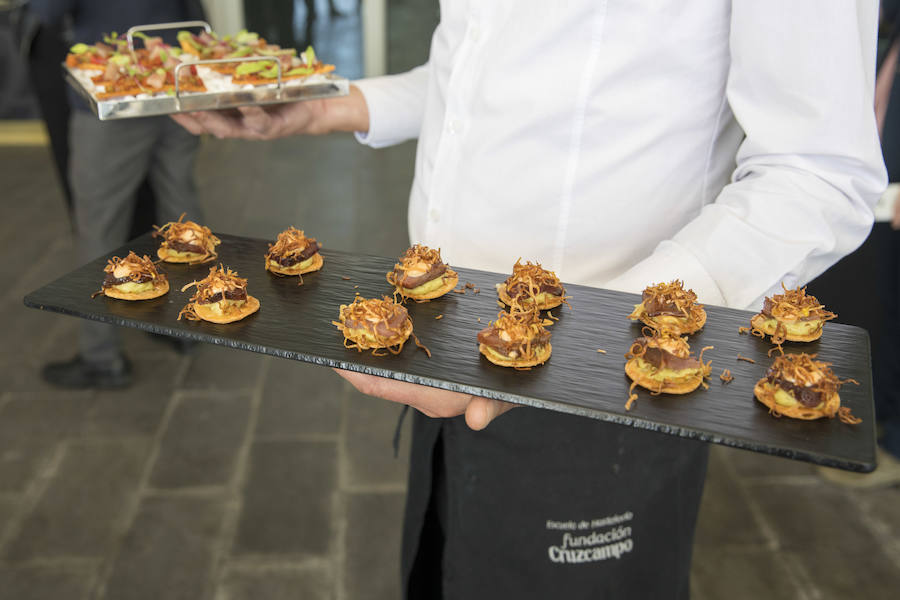 El cocinero Óscar Torrijos, quien fue el primero en conseguir una Estrella Michelin en Valencia y que se ha convertido en maestro y mentor de muchos de los grandes nombres de la gastronomía mediterránea actual, es el ganador del I Premio Chef Gastrónoma. La creación de estos galardones es una de las novedades que la organización del certamen Gastrónoma ha preparado para esta edición del evento, que se celebra del domingo 11 al martes 13 de noviembre en Feria Valencia. Gastrónoma 2018 abre sus puertas con el mejor programa de los últimos años. Todos los detalles y las entradas están disponibles ya en www.gastronoma.es