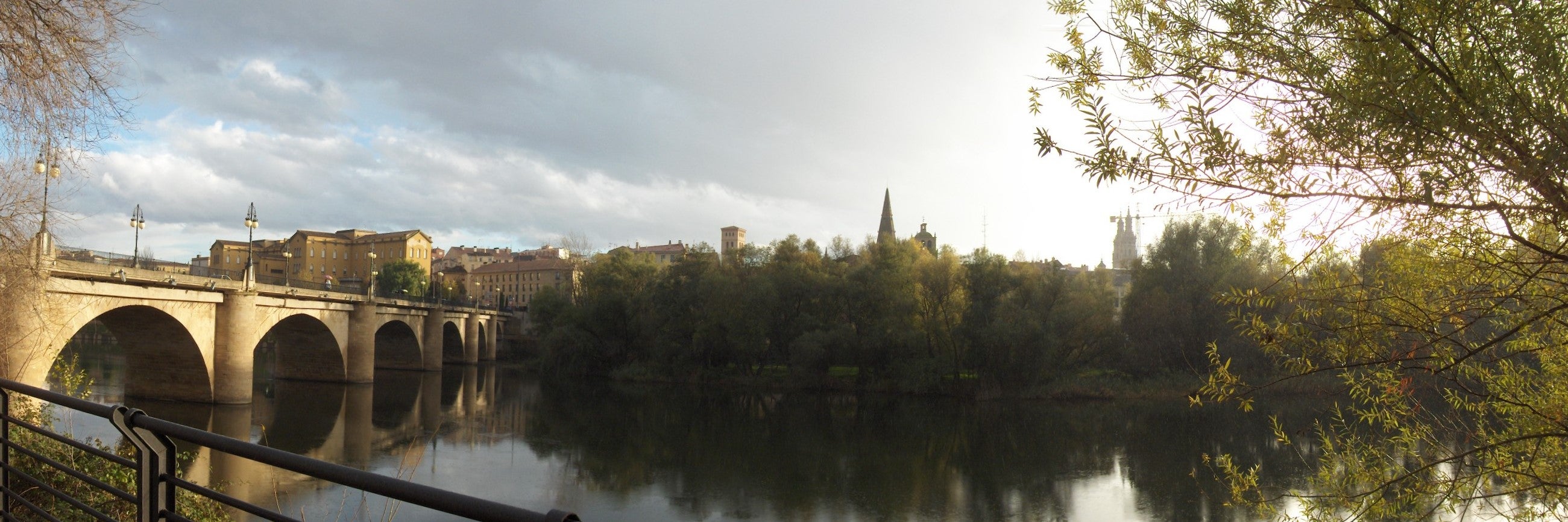 16. Puente de Piedra sobre el Ebro, en Logroño.