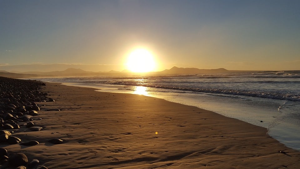 7. En la playa de Famara, Lanzarote.