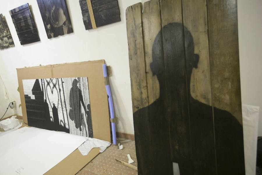 Un antiguo centro religioso africano acoge ahora el estudio del artista. Fotografías, maderas y la huella de Marruecos resumen la esencia de un refugio donde los recuerdos toman forma de arte. Por todo el estudio están distribuidas distintas obras de su etapa actual en la que el blanco y negro toma el protagonismo, una opción cromática que en su opinión tiene más intensidad y es capaz de transmitir de manera más directa. 