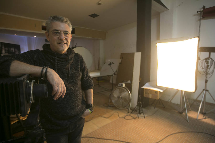 Un antiguo centro religioso africano acoge ahora el estudio del artista. Fotografías, maderas y la huella de Marruecos resumen la esencia de un refugio donde los recuerdos toman forma de arte. Por todo el estudio están distribuidas distintas obras de su etapa actual en la que el blanco y negro toma el protagonismo, una opción cromática que en su opinión tiene más intensidad y es capaz de transmitir de manera más directa. 