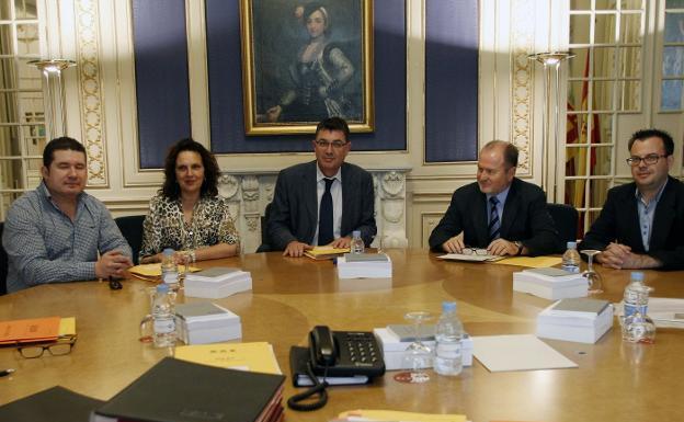 Los miembros de la Mesa de Les Corts antes del adiós de Marc Pallarés. 