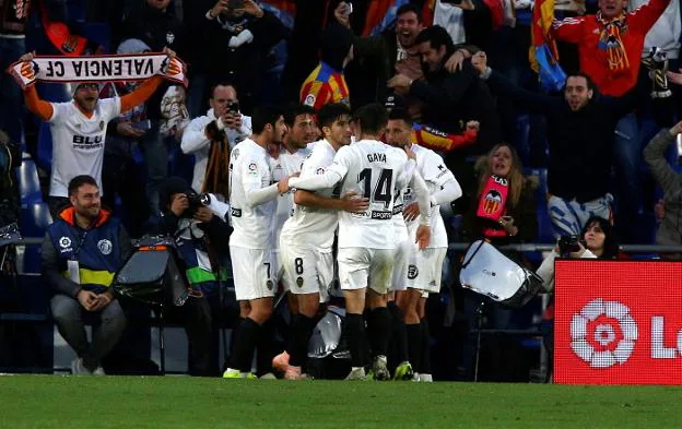 Los jugadores del Valencia celebran el gol de Parejo. 