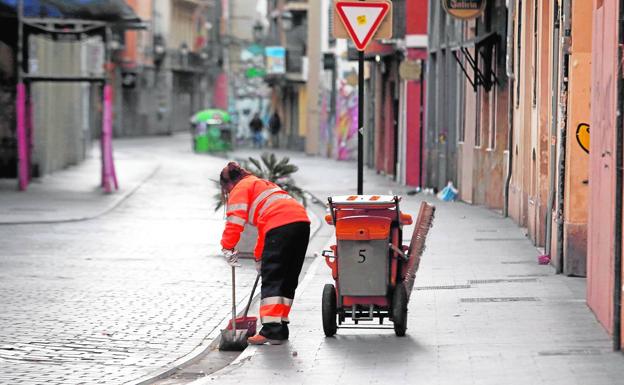 Limpieza tras la celebración de Nochevieja en Valencia.