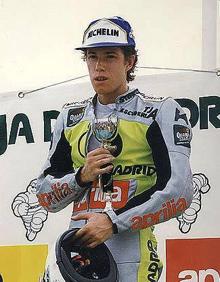 Imagen secundaria 2 - 1. En sus comienzos, con otros compañeros de circuito. 2. En pista, durante el campeonato de España de Velocidad de 250 cc de 1999. 3. Un joven Jorge Lis Ortega en el podio, tras ganar el subcampeonato nacional junior de 250 cc. Era 1997. Tenía 22 años.