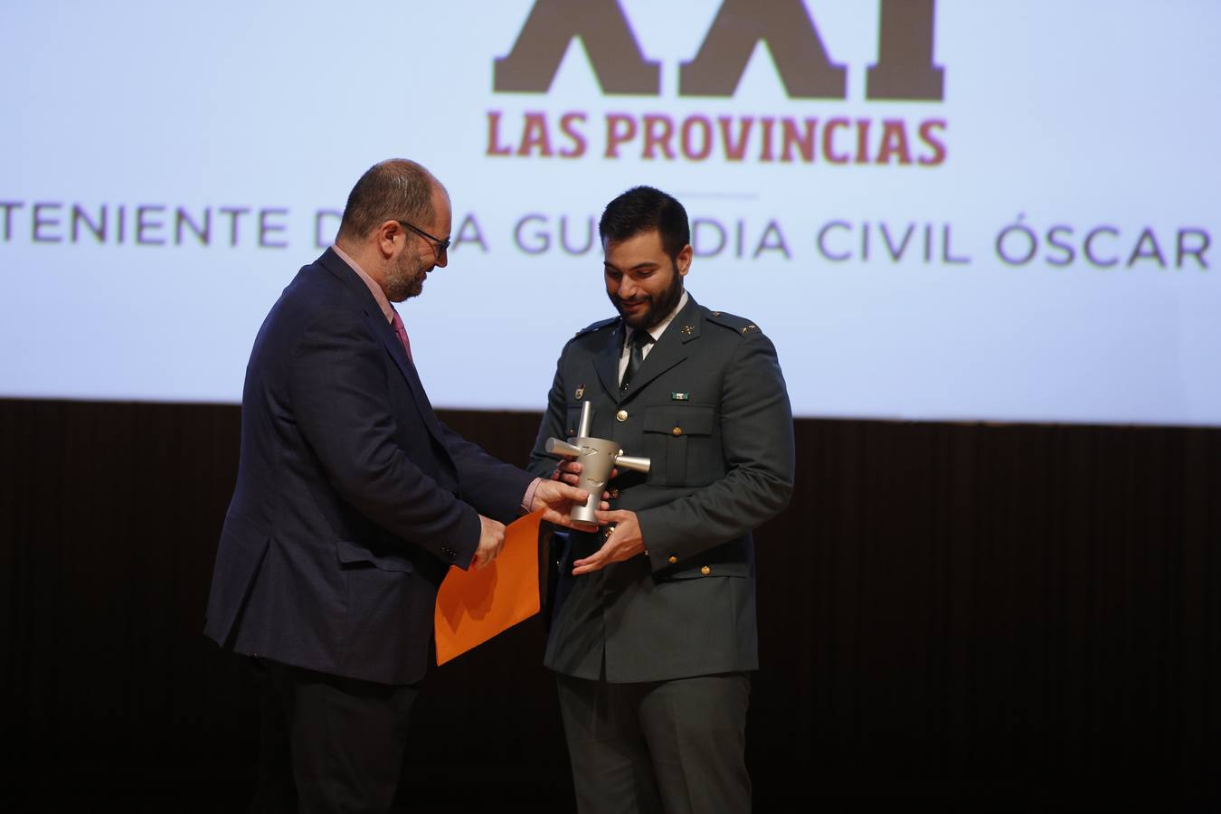 Paco Moreno, jefe de la sección de Valencia-Ciudad, entrega el premio Valenciano para el Siglo XXI de LAS PROVINCIAS 2018, a Óscar Arenas, uno de los guardias civiles agredidos en Alsasua.
