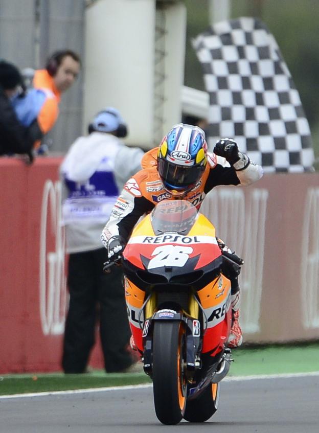 Dani Pedrosa entra victorioso en la meta de Cheste en el año 2012. 