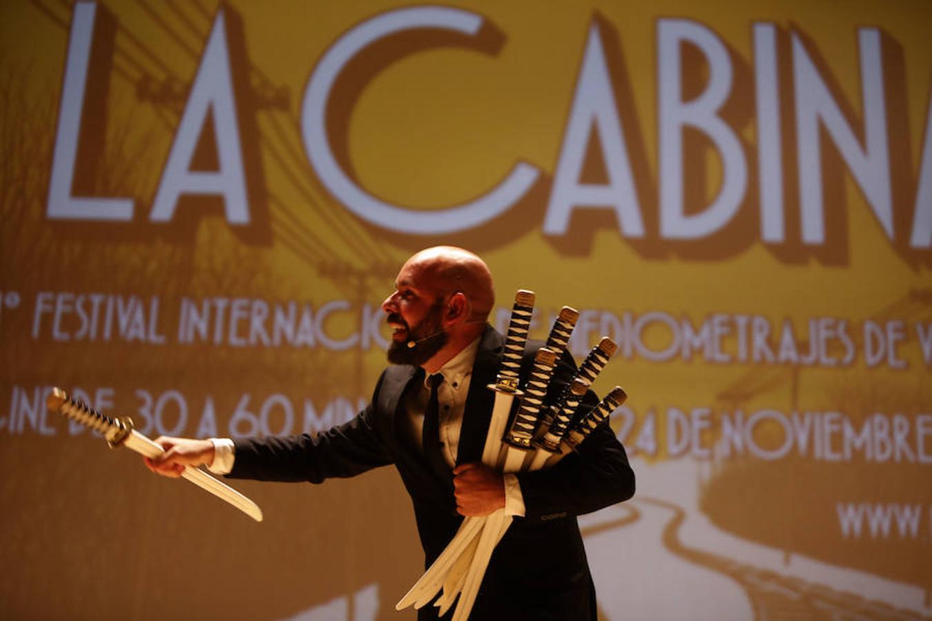 La Cabina, el festival internacional de mediometrajes de Valencia, inaugura en el Palau de la Música su undécima edición con un espectáculo pensado para sorprender al público y protagonizado por los actores José Luis Herranz y Víctor Aleixandre. Hasta el día 24 de noviembre se podrán ver en La Filmoteca y La Nau los 32 mediometrajes que participan en el evento audiovisual que ha estrenado el metraje 'Zalig zijn de Onwetenden'. 