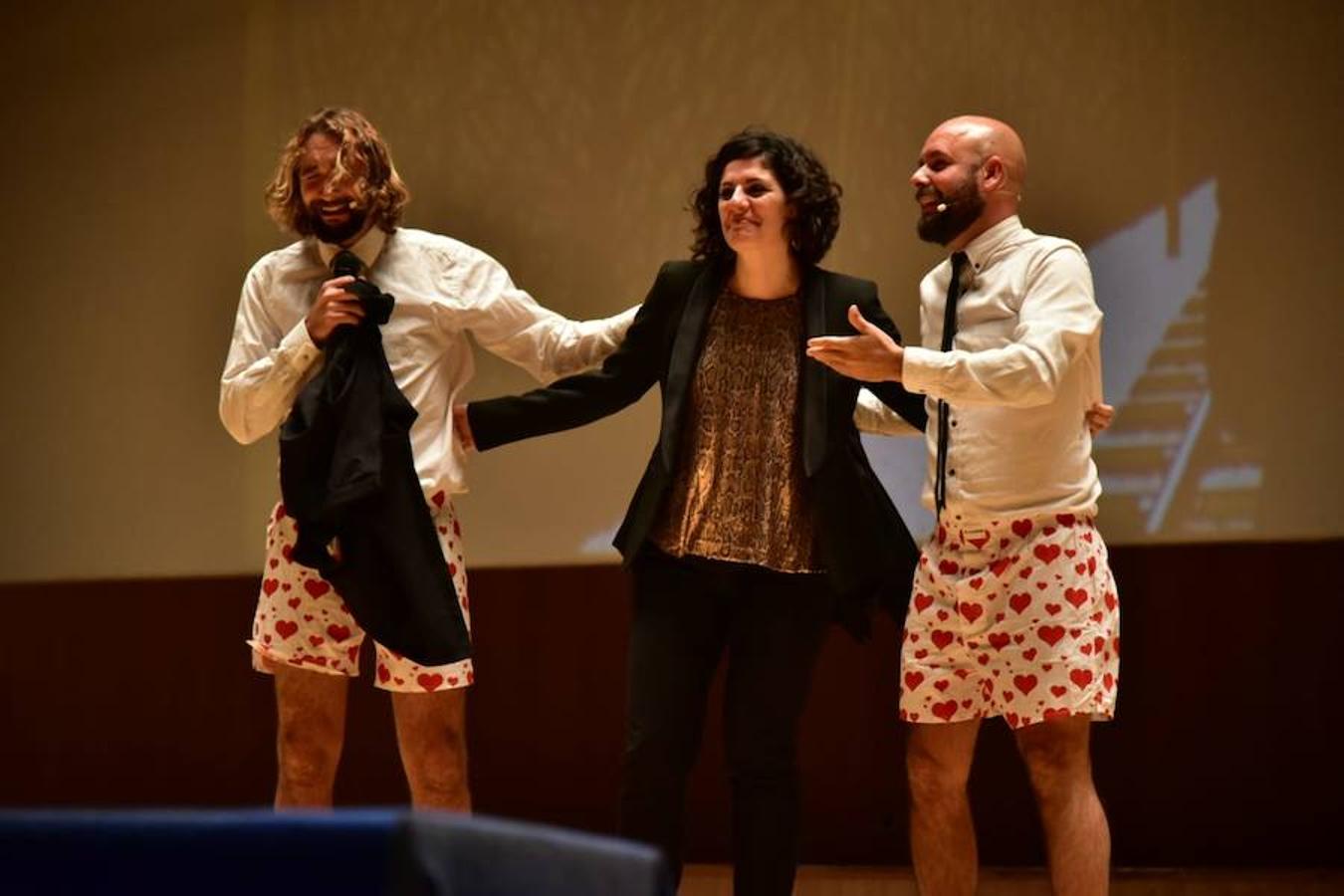 La Cabina, el festival internacional de mediometrajes de Valencia, inaugura en el Palau de la Música su undécima edición con un espectáculo pensado para sorprender al público y protagonizado por los actores José Luis Herranz y Víctor Aleixandre. Hasta el día 24 de noviembre se podrán ver en La Filmoteca y La Nau los 32 mediometrajes que participan en el evento audiovisual que ha estrenado el metraje 'Zalig zijn de Onwetenden'. 