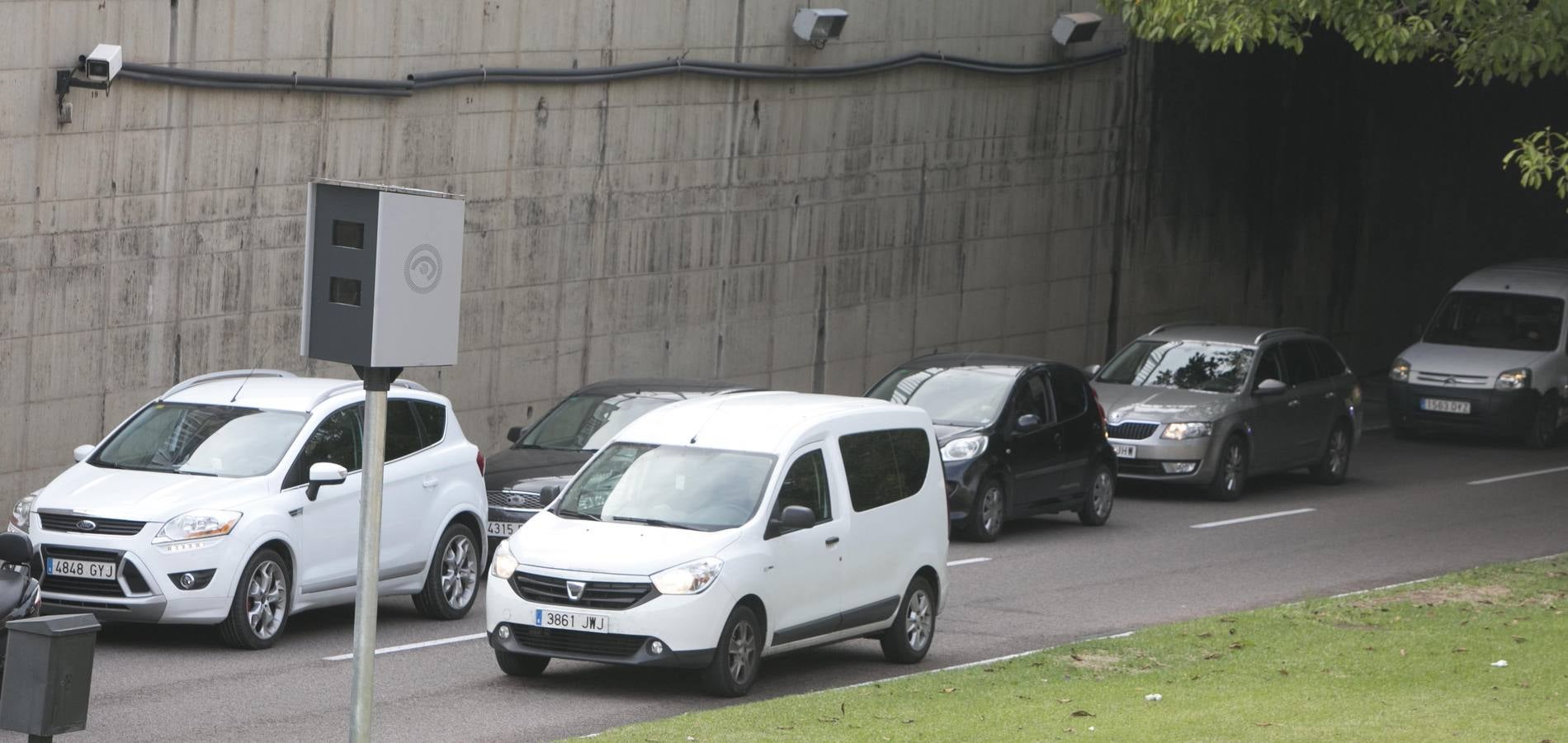 Uno de los nuevos radares fijos colocados en Valencia, en el túnel de la avenida del Cid.