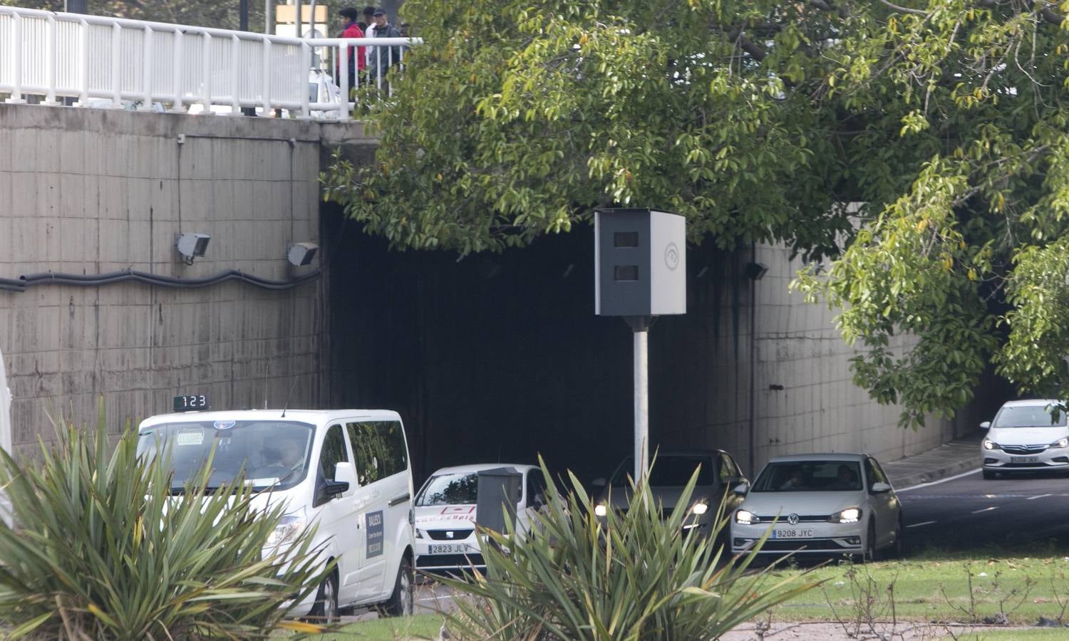 Uno de los nuevos radares fijos colocados en Valencia, en el túnel de la avenida del Cid.