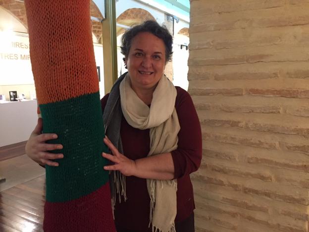 Rosa Mascarell, junto a una de las patas de la araña de lana gigante que se expone en Sant Marc. 