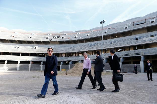 Peter Lim cuando visitó las obras del nuevo estadio en octubre de 2014. 